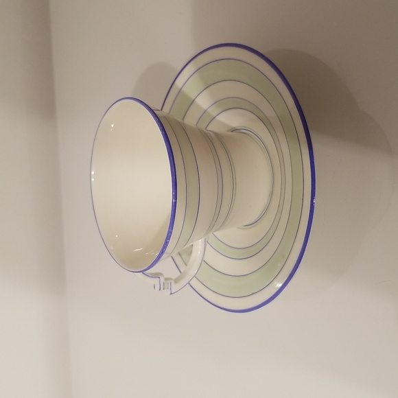 1930s Vintage Royal Albert Art Deco Teacup and Saucer Set - Picture 4 of 17